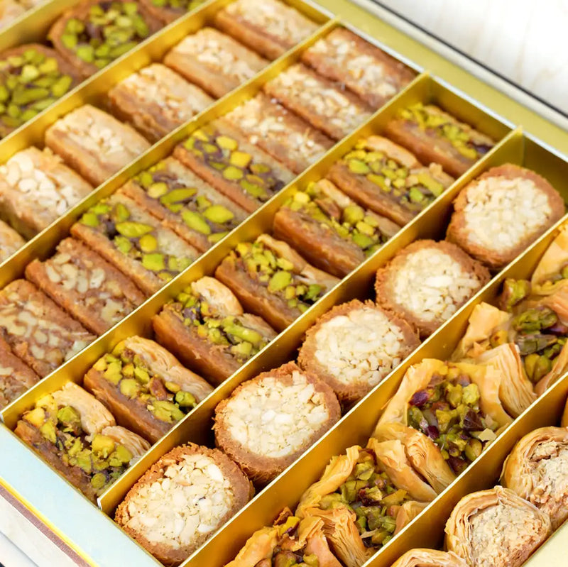 Baklava-Sortiment mit Pistazien, Mandeln und Kadayif in goldener Box